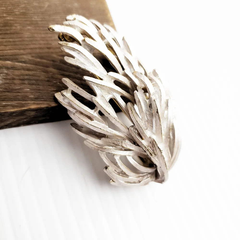 Lisa Vintage Feather Leaf Goldtone Brooch